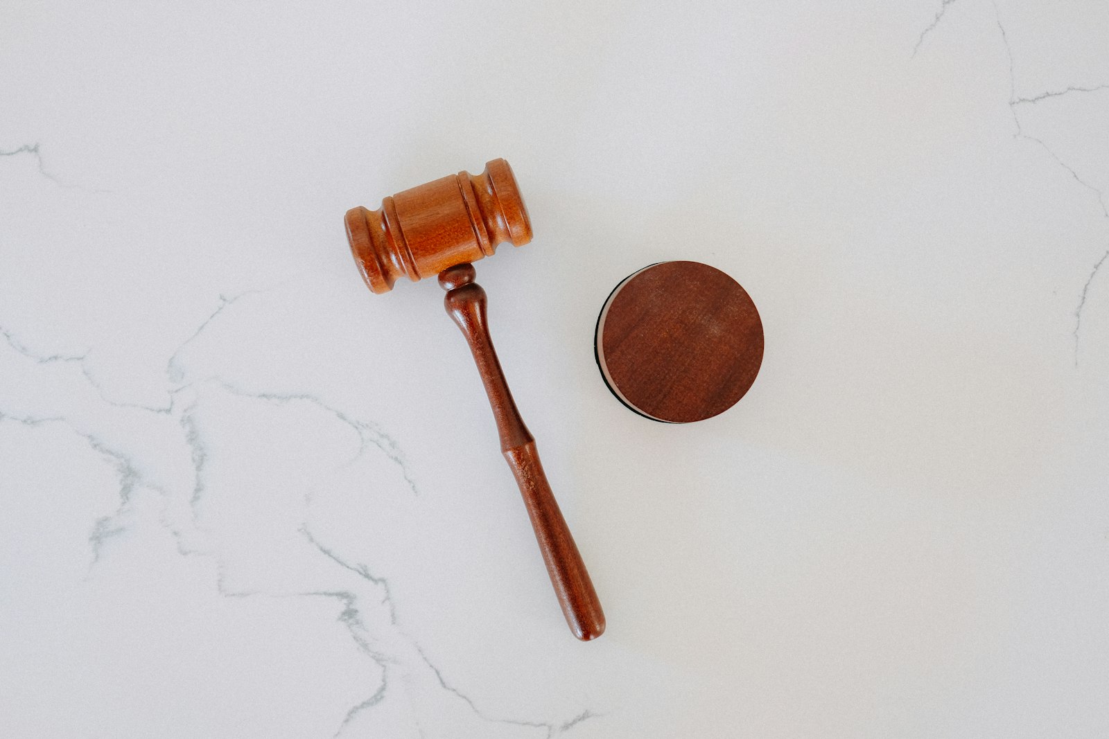 Fachada clássica de um tribunal com colunas