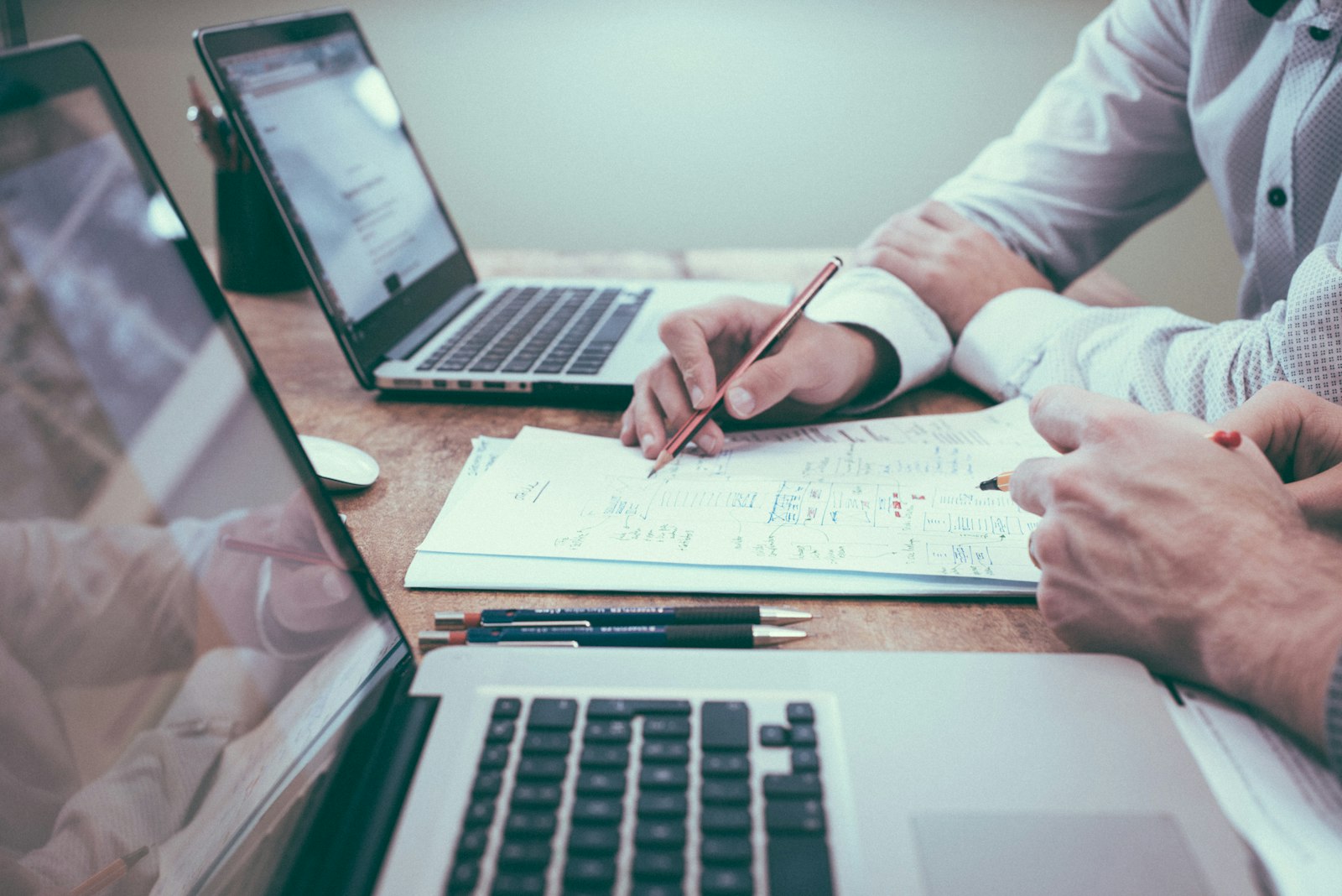 Reunião de trabalho num escritório moderno