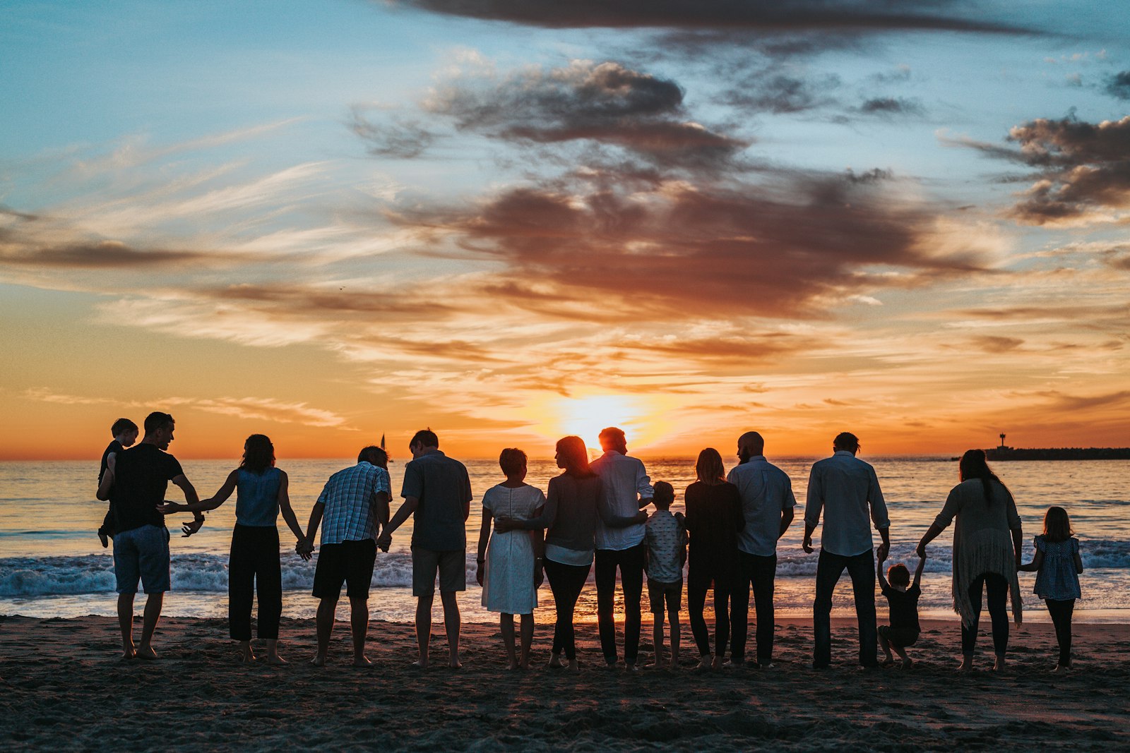 Mãos de família unidas sobre uma mesa