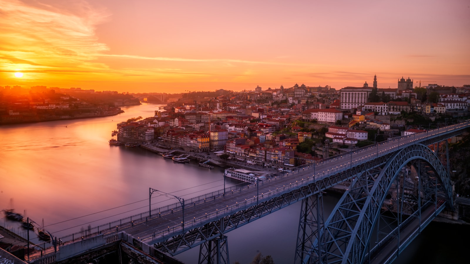 Vista do Porto e da ponte sobre o rio Douro ao entardecer