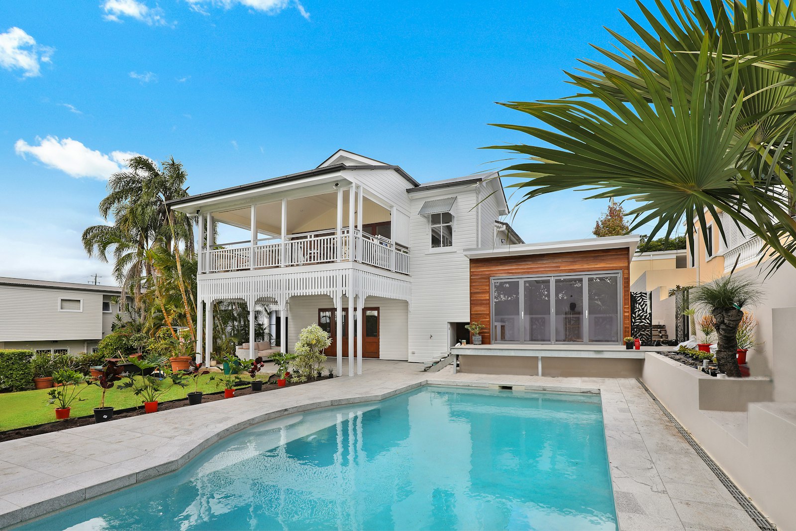 Moradia de estilo algarvio com piscina e palmeiras