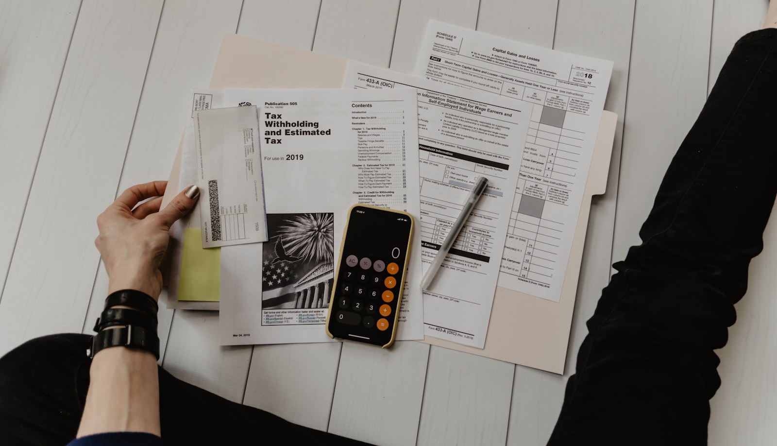 Calculadora e documentos financeiros sobre uma secretária